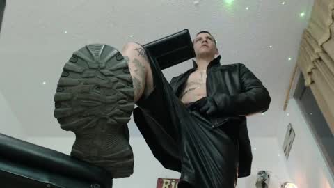 Snapshot of thomasjons chatting on April 10, 4:50 am thomasjons online show from April 10, 4:50 am