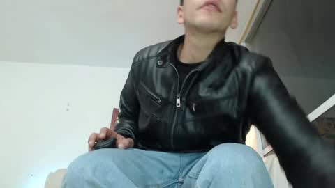 Snapshot of thomasjons chatting on April 16, 4:35 am thomasjons online show from April 16, 4:35 am