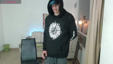 Snapshot of thomasjons chatting on April 21, 3:02 am thomasjons online show from April 21, 3:02 am