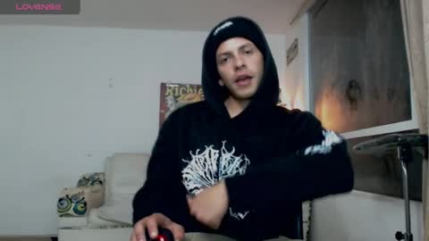 Snapshot of thomasjons chatting on May 4, 3:13 am thomasjons online show from May 4, 3:13 am