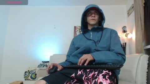 Snapshot of thomasjons chatting on May 9, 2:39 am thomasjons online show from May 9, 2:39 am