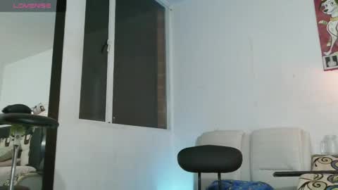 Snapshot of thomasjons chatting on June 8, 1:39 am thomasjons online show from June 8, 1:39 am