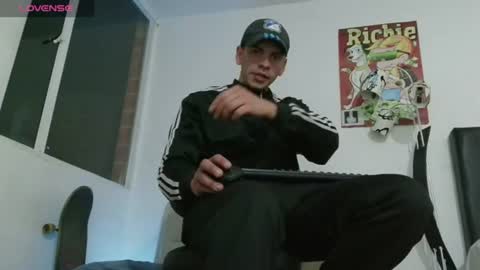 Snapshot of thomasjons chatting on June 13, 6:11 am thomasjons online show from June 13, 6:11 am