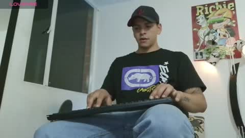 Snapshot of thomasjons chatting on June 14, 2:20 am thomasjons online show from June 14, 2:20 am