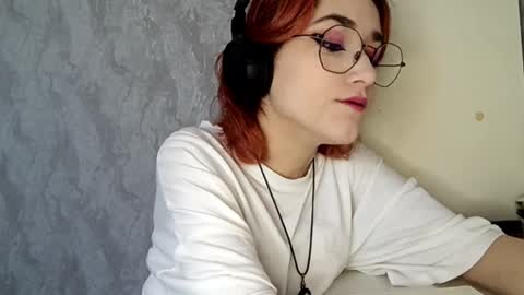 Snapshot of thomasvicknair chatting on December 3, 11:41 am Lina online show from December 3, 11:41 am