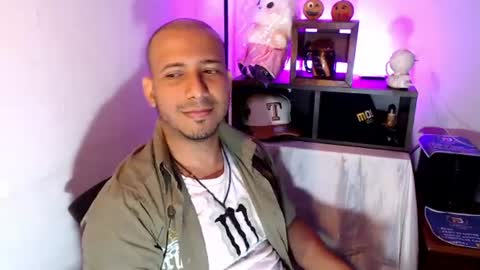 Snapshot of thommerxxx chatting on June 17, 10:21 pm Thom online show from June 17, 10:21 pm