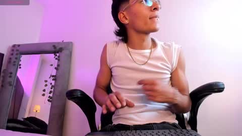 Snapshot of thommy_stark chatting on March 5, 8:42 pm Thommy Stark online show from March 5, 8:42 pm