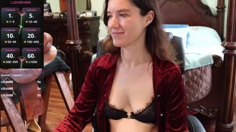 ThornburyRose online show from February 7, 9:58 pm