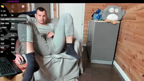 Snapshot of thyleo chatting on April 27, 10:46 am bigsshark online show from April 27, 10:46 am