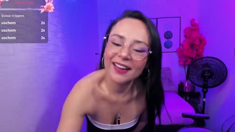 Snapshot of tiara_r chatting on December 3, 7:44 pm Tiara online show from December 3, 7:44 pm