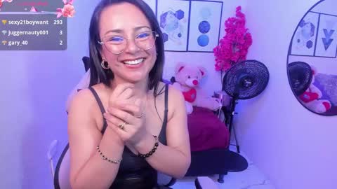 Snapshot of tiara_r chatting on December 7, 9:44 pm Tiara online show from December 7, 9:44 pm