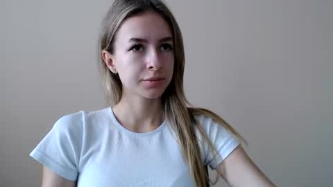Snapshot of tiarasmile chatting on July 25, 8:01 am Tiara online show from July 25, 8:01 am