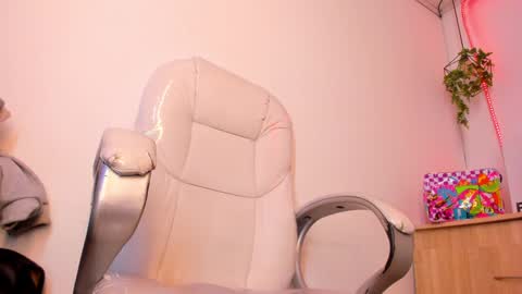 Snapshot of tiarha_ chatting on December 30, 7:48 am Tiarha online show from December 30, 7:48 am