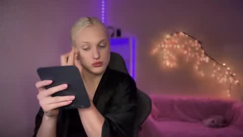 Snapshot of tiffany2005 chatting on October 28, 10:08 am Amira online show from October 28, 10:08 am