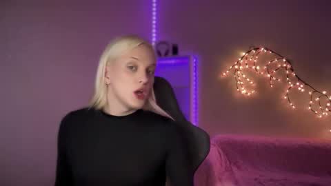 Snapshot of tiffany2005 chatting on October 29, 10:39 am Amira online show from October 29, 10:39 am