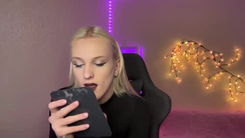 Amira online show from November 21, 9:19 am