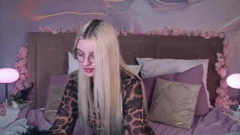 Snapshot of tiffanypeach chatting on March 13, 1:18 pm tiffanypeach online show from March 13, 1:18 pm