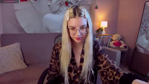 Snapshot of tiffanypeach chatting on March 25, 1:28 pm tiffanypeach online show from March 25, 1:28 pm