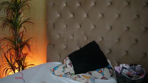 Snapshot of tiffanytrinity chatting on March 19, 9:19 pm Tiffany online show from March 19, 9:19 pm