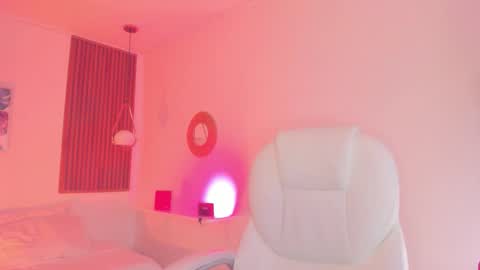 Snapshot of tiffanywright_ chatting on October 3, 1:52 pm Tiffany online show from October 3, 1:52 pm