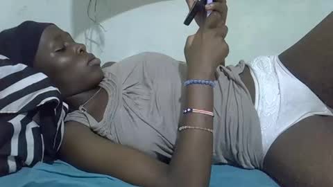 Snapshot of tight_pussie chatting on April 7, 7:25 pm tight_pussie online show from April 7, 7:25 pm