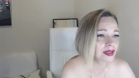 Snapshot of tilly_eliot chatting on December 12, 10:42 pm Tilly online show from December 12, 10:42 pm