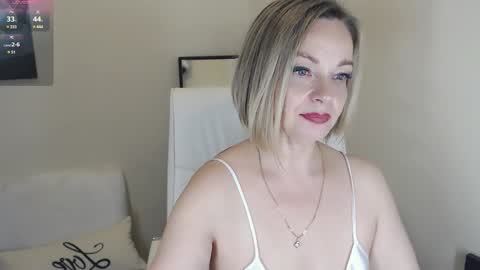 Snapshot of tilly_eliot chatting on December 22, 8:03 pm Tilly online show from December 22, 8:03 pm