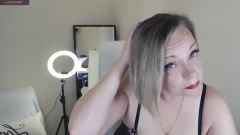 Snapshot of tilly_eliot chatting on February 6, 12:26 pm Tilly online show from February 6, 12:26 pm