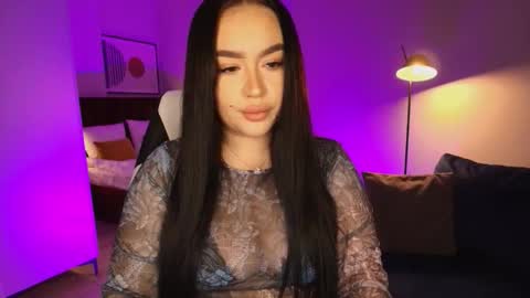 Snapshot of tinafox_ chatting on February 18, 8:21 am hi im curvy babyface girlie Tina online show from February 18, 8:21 am