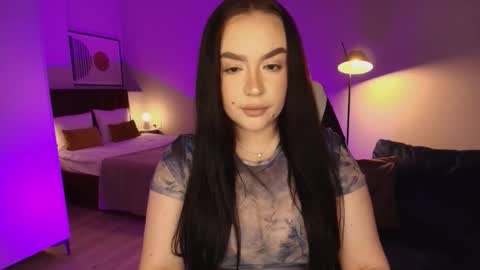 Snapshot of tinafox_ chatting on February 23, 8:01 am hi im curvy babyface girlie Tina online show from February 23, 8:01 am