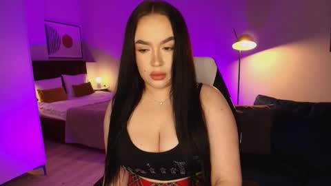 Snapshot of tinafox_ chatting on February 25, 8:02 am hi im curvy babyface girlie Tina online show from February 25, 8:02 am