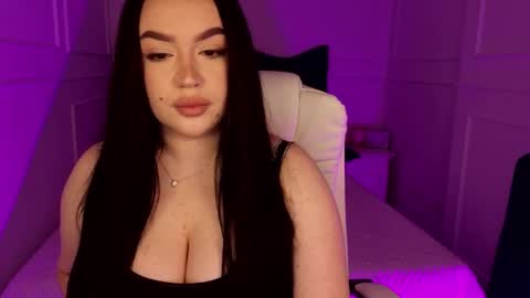 Snapshot of tinafox_ chatting on March 9, 8:07 am hi im curvy babyface girlie Tina online show from March 9, 8:07 am