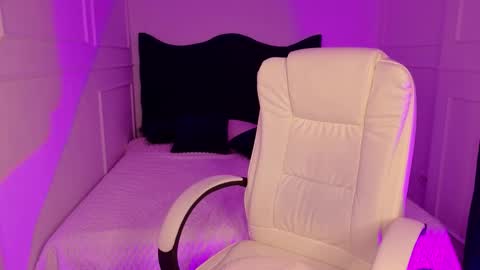 Snapshot of tinafox_ chatting on March 10, 5:07 pm hi im curvy babyface girlie Tina online show from March 10, 5:07 pm