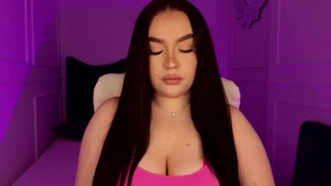 Snapshot of tinafox_ chatting on March 18, 8:06 am hi im curvy babyface girlie Tina online show from March 18, 8:06 am