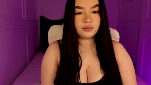 Snapshot of tinafox_ chatting on April 4, 7:06 am hi im curvy babyface girlie Tina online show from April 4, 7:06 am