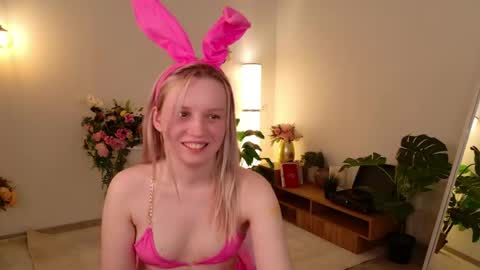 tinasiner online show from April 1, 2:03 pm
