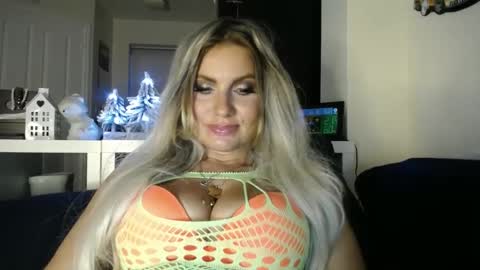 tinkerbell822 online show from December 16, 4:16 pm