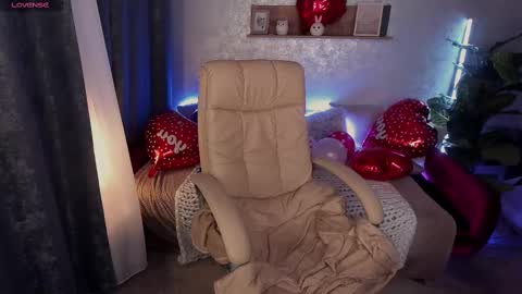 TinkerrBelll online show from February 9, 7:30 pm