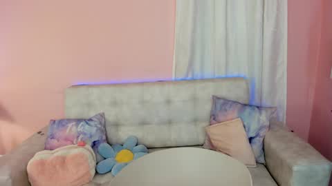 tiny_cora online show from December 23, 4:39 pm
