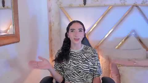 Snapshot of tiny_thomm chatting on July 12, 10:23 pm Thomm Independent Model online show from July 12, 10:23 pm