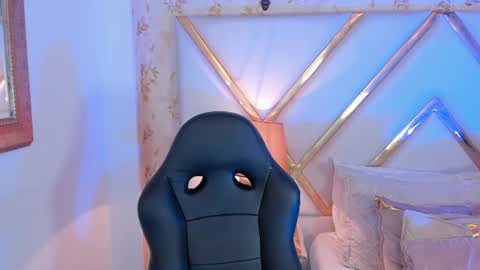 Snapshot of tiny_thomm chatting on July 16, 12:49 am Thomm Independent Model online show from July 16, 12:49 am