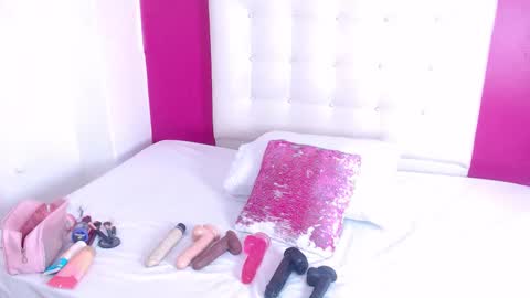 tiny_whore18 online show from September 25, 2:32 pm