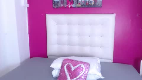 tiny_whore18 online show from September 26, 4:44 pm