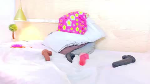 tiny_whore18 online show from July 28, 2:57 pm