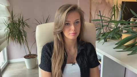 Snapshot of tinybliss chatting on May 15, 11:28 am Mona online show from May 15, 11:28 am