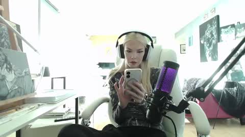 stage Kylie Sinner  brand CLITBAIT online show from January 24, 7:28 pm