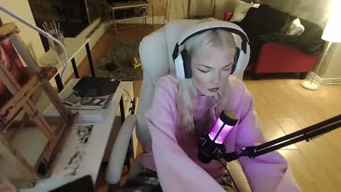 stage Kylie Sinner  brand CLITBAIT online show from January 28, 12:05 am
