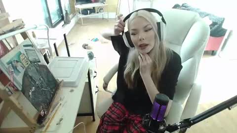 stage Kylie Sinner  brand CLITBAIT online show from February 2, 7:46 pm