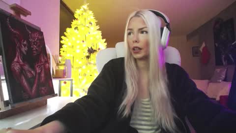 stage Kylie Sinner  brand CLITBAIT online show from December 21, 10:17 pm