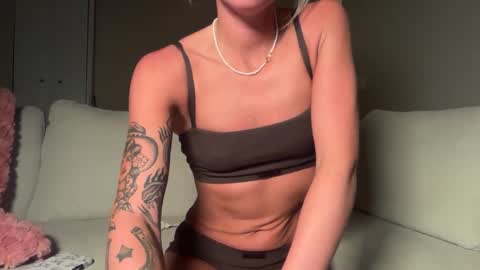 tinytayy online show from June 3, 3:42 am